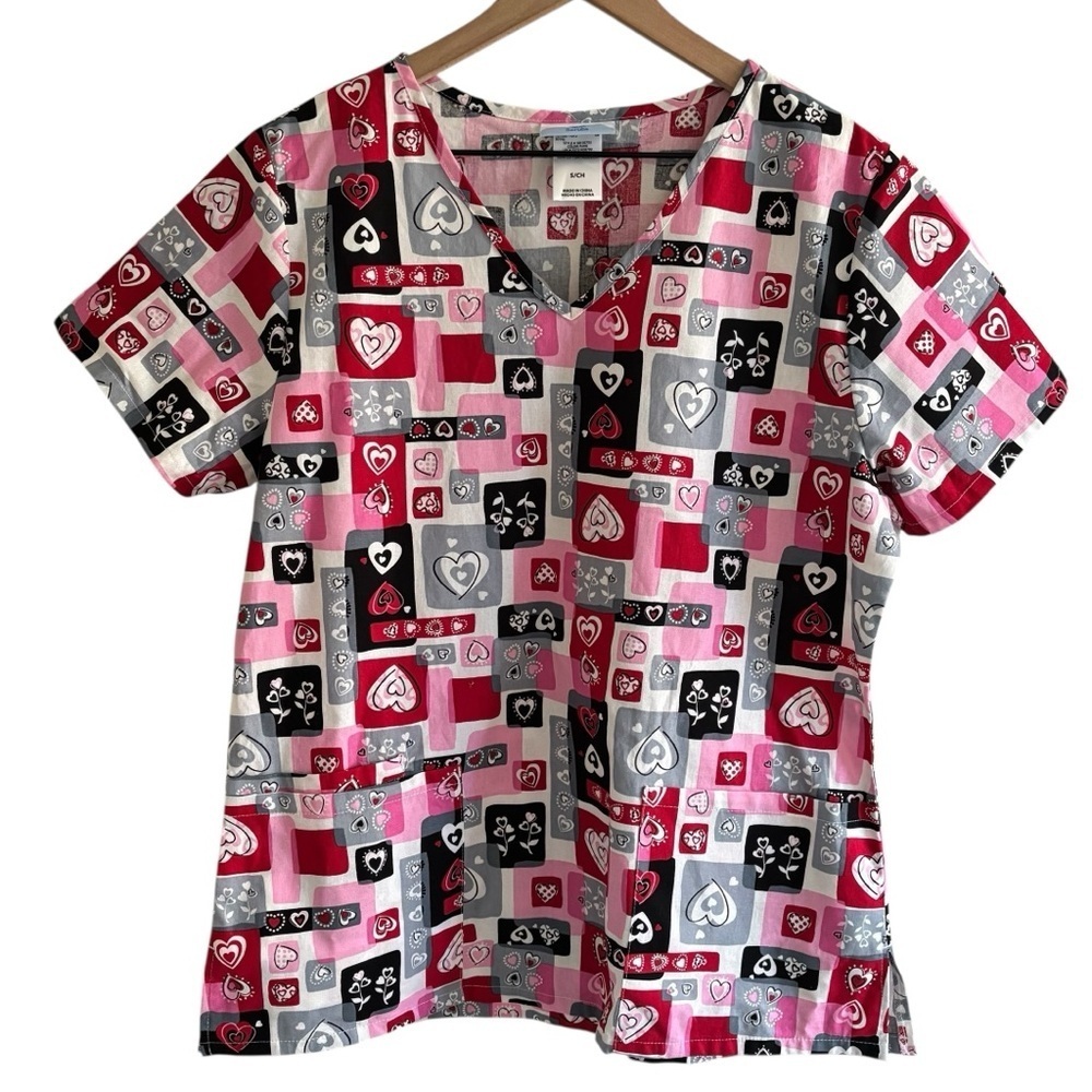 Heart and Card Pattern V-Neck Scrub Top Women’s Size Small